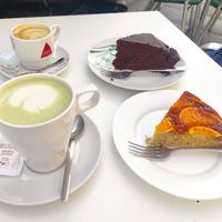 Matcha latte soja, café con leche de soja + gâteaux chocolat et orange (9,6€ en tout) at Salamanca Magenta Cafe & Bar in Salamanca