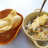 Ensaladilla rusa vegana con una corteza de trigo at Salamanca Magenta Cafe & Bar in Salamanca