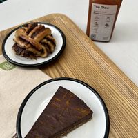 Cinnamon roll and chocolate raw tart with the glow juicee  at Wild & The Moon - Saint Honoré in Paris