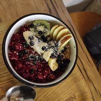 Six-Pack Bowl with pink granola: very tasty and filling, tasting quite sweet. The fact that they add vegan protein ensures your nutritional needs are meet. at Wild & The Moon - Saint Honoré in Paris