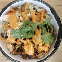 Jack's Bowl (bowl di riso integrale con straccetti vegetali, carote, cavolo cinese, cetriolo, coriandolo, arachidi e salsa saté) at Wild & The Moon - Saint Honoré in Paris