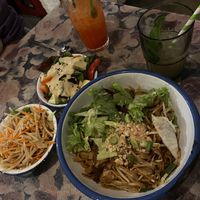Veganes Pad Thai, Papaya salat und ein weiterer Salat  at li.ke in Berlin