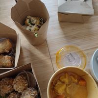 Bestelltes Essen, u.a. das Curry at li.ke in Berlin