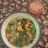 Reisnudelsuppe mit Gemüse, Tofu und gefüllten Dumplings - Just perfect!!   at li.ke in Berlin