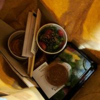 A emporter rouleaux de printemps, salade wakamé et tomate et kimchi. Ils ont pu me mettre toutes mes sauces à part. Adorable !! at Roots & Rolls in Barcelona