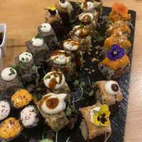 El mejor sushi vegano que he probado en Barcelona😋 y si es tu cumple te regalan un cóctel gratis🌿  at Roots & Rolls in Barcelona