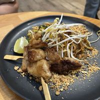 pad thai + aggiunta di pollo di heura ( solo questa piccola porzione viene 20 euro!)   at Roots & Rolls in Barcelona