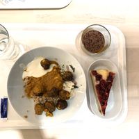 Grøntsagsboller, chokolademousse og hindbærkage at IKEA in Taastrup