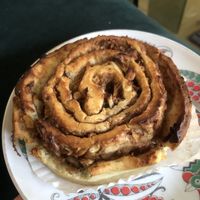 apple cinnamon bun plated at home   at Kuchenliebe in Stuttgart