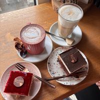 Von den abgebildeten ist der rechte Kuchen (mit Schokolade) vegan at Kuchenliebe in Stuttgart