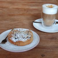 Pflaumenkuchen und Hafer Macchiato at Kuchenliebe in Stuttgart