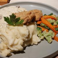 "Fried chicken", mashed potatoes, veggies and glutenfree mushroom sauce. ❤️ at I Am Vegan Babe in Canggu