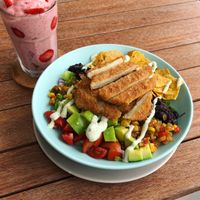 Flamingo smoothie and crispy chick salad at I Am Vegan Babe in Canggu
