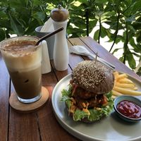 Cinnamon Ruby and Chick burger at I Am Vegan Babe in Canggu
