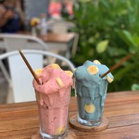 smoothies with metal straws at I Am Vegan Babe in Canggu