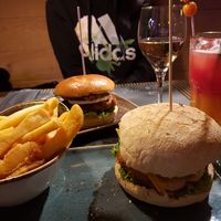 Veggie Burger hinten und Veganer Burger vorne at Peter Pane in Augsburg