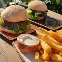 Die Panflöte und der Held mit Pommes und veganer Knoblauchmayo at Peter Pane in Augsburg