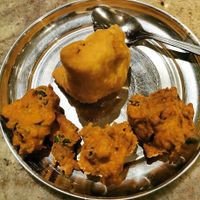 Pakoras and samosa at Pushap - Namur in Montreal