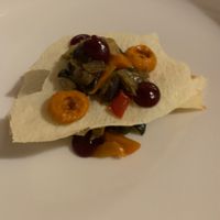 Antipasto, millefoglie di pane carasau con verdure e salse: quella arancione ai peperoni e quella viola alla barbabietola at La Cullera in Alghero