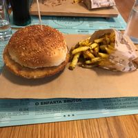 Hambúrguer de grão-de-bico  at Hamburgueria do Mercado in Funchal