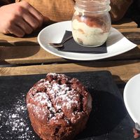 Sehr leckere desserts (veganer Schoko Bananen Kuchen) at Veget'Halles in Paris