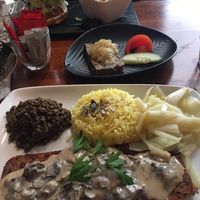 Veganes steak, pilzpastete, veganer burger at Veget'Halles in Paris