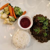 Rôtie de champignons (polpettone di funghi) con deliziosa salsa di more e zenzero accompagnato da riso bianco, lenticchie, broccoli e carote al vapore at Veget'Halles in Paris
