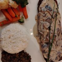 Eccezionale "scaloppina" di seitan con salsa ai funghi accompagnata da riso bianco, lenticchie, broccoli e carote al vapore at Veget'Halles in Paris