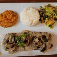 Escalope de seitan aux champignons, dahl et légumes at Veget'Halles in Paris