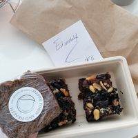 Vriendelijkste eigenaar! Heb zelf een extra bananenbroodje gekregen🥰 at Happy Food and Health  in Rotterdam