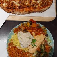 Vegan Teller + Pinsa at Veggie Liebe in Freiburg