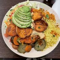 Avocado Hummus Süßkartoffel Teller  at Veggie Liebe in Freiburg