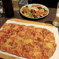 Pizza de salami y plato de seitan at Veggie Liebe in Freiburg
