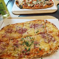 pinsa salami (vegan) & pinsa bratgemüse at Veggie Liebe in Freiburg