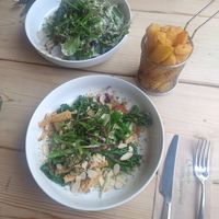 Me : vegan broccoli salad with lettuce, tomatoes, tempeh, almonds & pumpkin seed "parmesan"... My sisters : vegan "chikken" kale caesar salad & chunky fries 🌈 at Unity Diner in East London