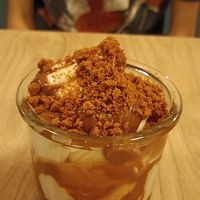 Soft ICE mit Karamellsosse und Biscoffkrümel at Unity Diner in East London