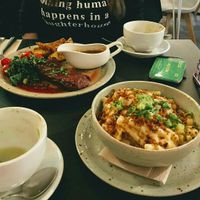 Mac & cheeze and seitan steakk at Unity Diner in East London