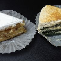 Carrot cake (left) and Injeolmi cream mugwort cake at Alfreebe - 알프리베 in Goyang