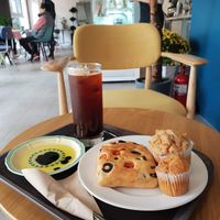 Focaccia with olive oil and aceto balsamico, apple-cinnamon and banana muffin at Alfreebe - 알프리베 in Goyang