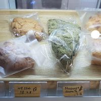 Display of packaged scones at Alfreebe - 알프리베 in Goyang
