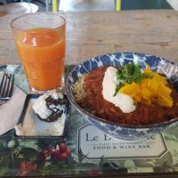 Chili sin carne + crème + oignons au curcuma / boulettes de champignons + aïoli / jus ce carottes + pamplemousse + curcuma at Le Botaniste - Schuman in Brussels