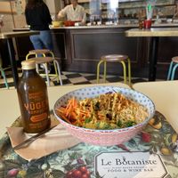 Make yourself salad and kombucha  at Le Botaniste - Schuman in Brussels
