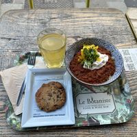 Chilli sin carne, iced tea, chocolate pecan cookie  at Le Botaniste - Schuman in Brussels