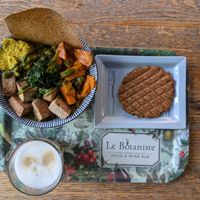 Tofu bowl, peanut butter cookie and a chai latte at Le Botaniste - Schuman in Brussels