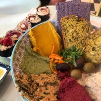 The meze starter with sushi rolls at Le Botaniste - Schuman in Brussels