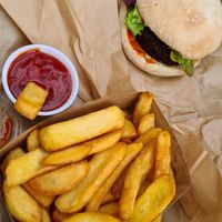 Spicy quinoa met frietjes at Beastie Burgers in Mechelen