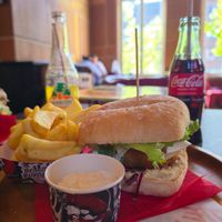 Sir Lewis with vegan mayo at Beastie Burgers in Mechelen