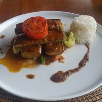 Vegan Rendang (grilled aubergine or tempeh on sumatram Rendang sauce served with sautéed vegetables and rice) at Pissari Bali Cafe in Ubud