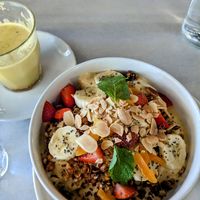 Smoothie Bowl und Golden Latte at Suka Espresso in Pecatu
