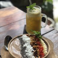 Monkey business smoothie bowl with breezly juice at Suka Espresso in Pecatu